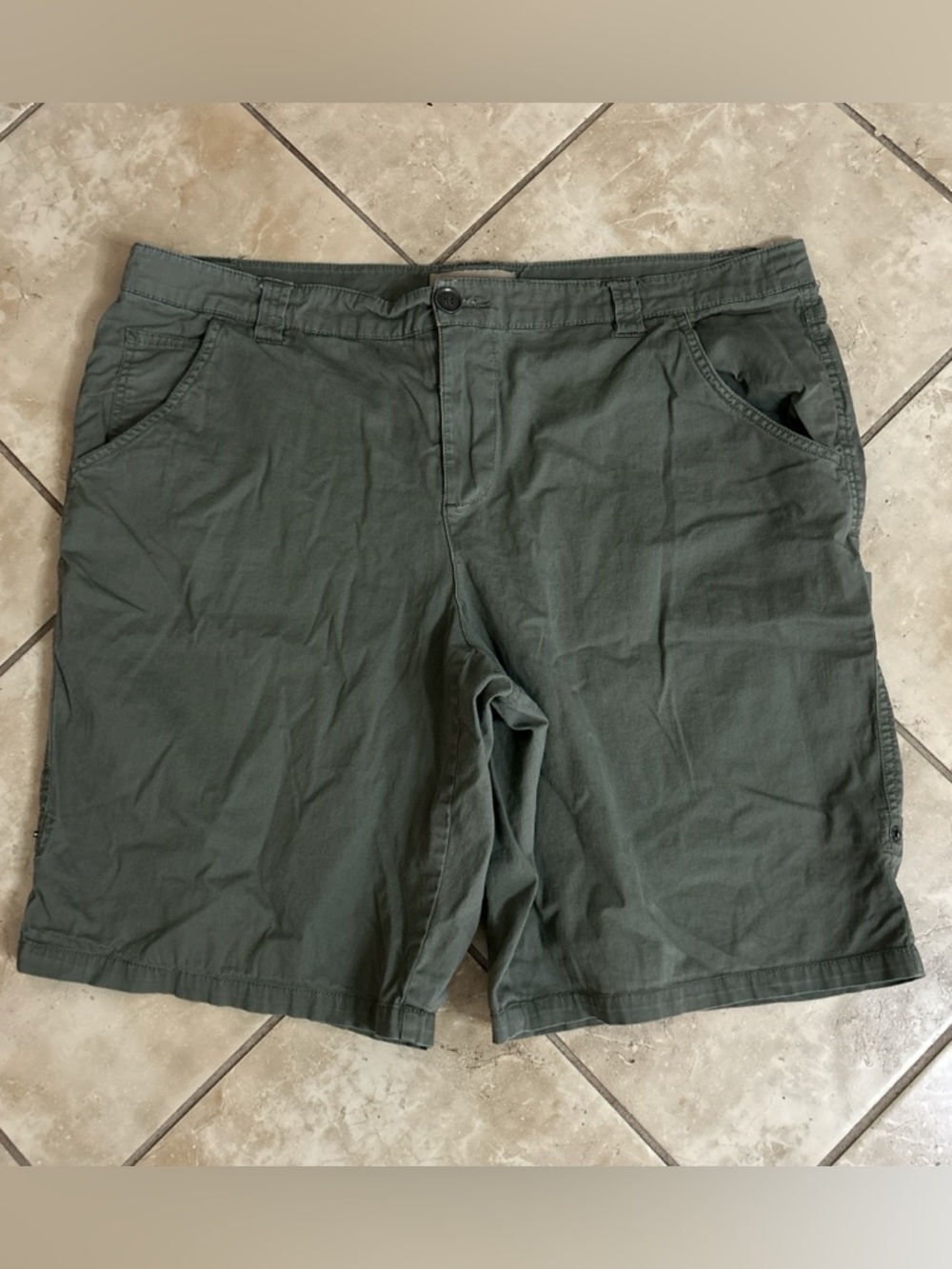 Khakis & Co Women’s Olive Green Chino Style Shorts Sz16”
